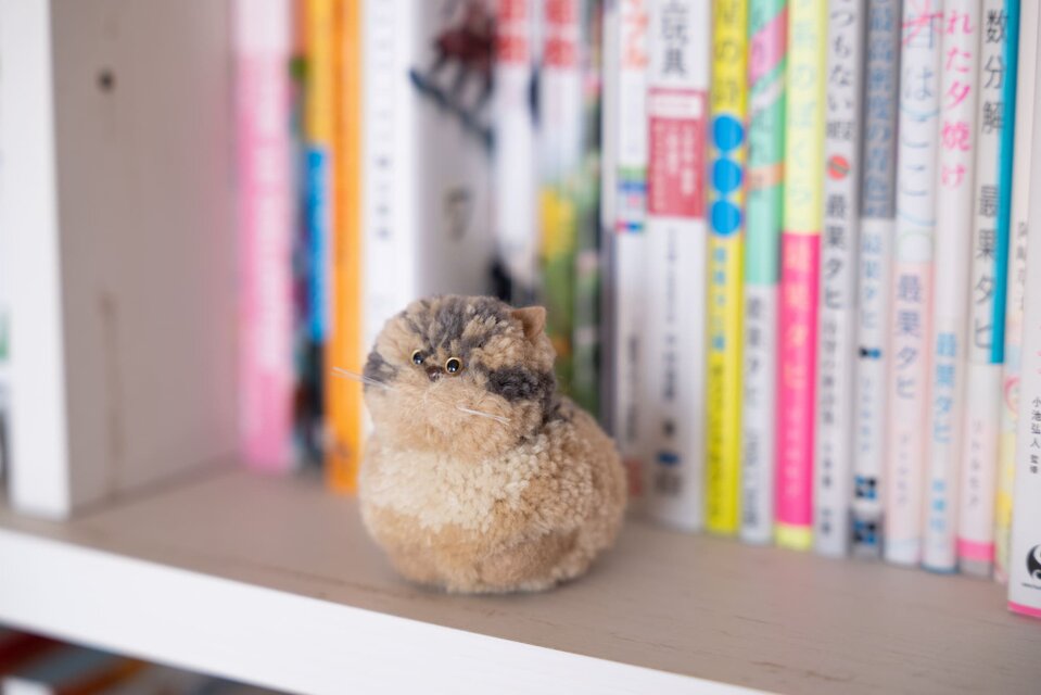 草木染めのポンポン猫 シャム（香箱座り） | iichi 日々の暮らしを