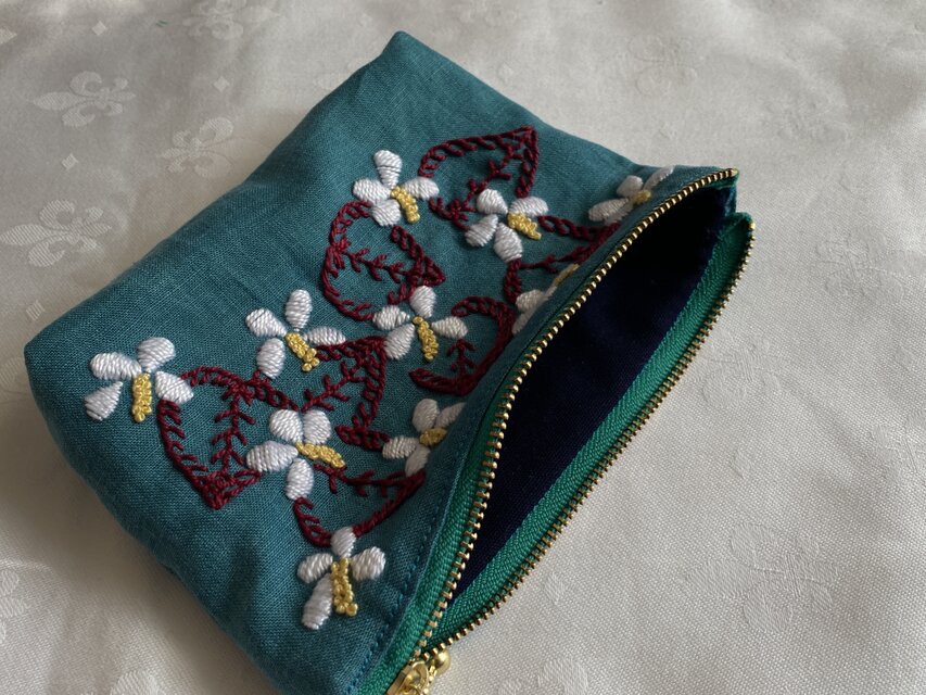 ドクダミ刺繍のポーチ | iichi 日々の暮らしを心地よくする
