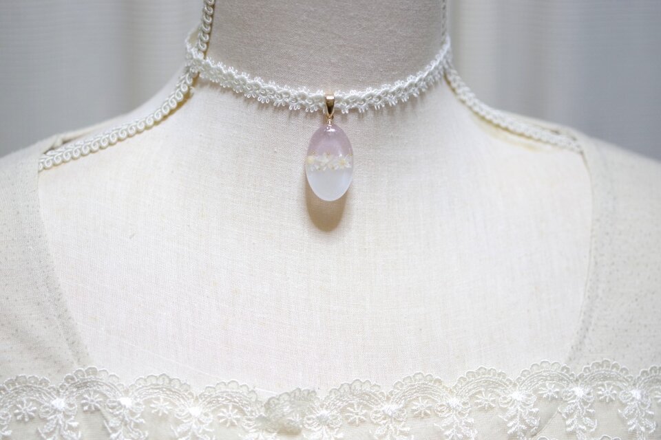 受注製作】レジンアート オーバルモチーフとタティングレースとサテン