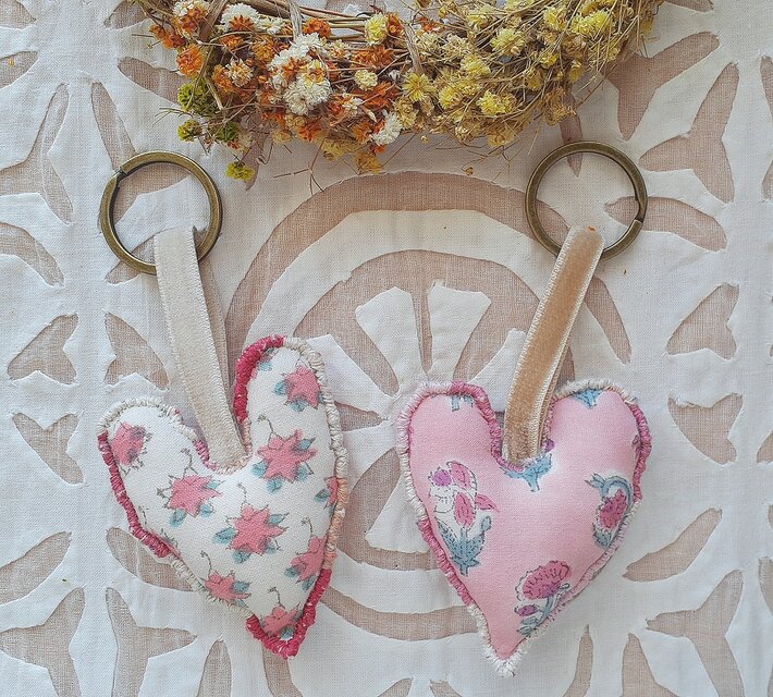 布フェルトハートのチャーム ピンク色 花柄〈布フェルト キーホルダー
