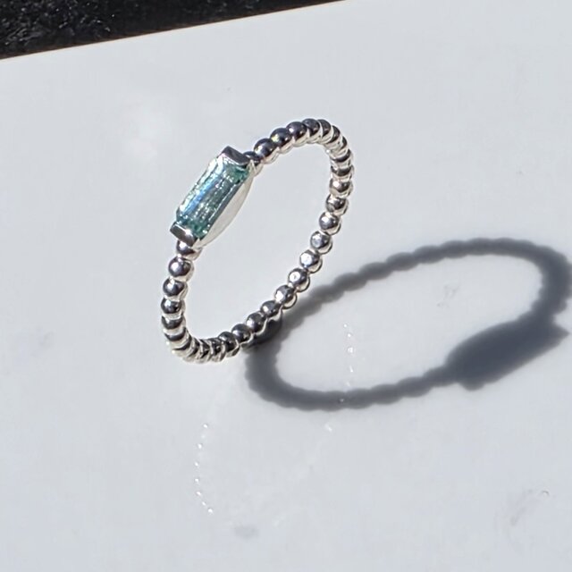 シベリアンクリスタル　グリーン　オパール グリーン ベリル 3×6.5 0.35ct オクタゴンカット 上弦の月の石座