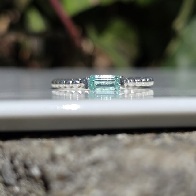 グリーン ベリル 3×6.5 0.35ct オクタゴンカット 上弦の月の石座