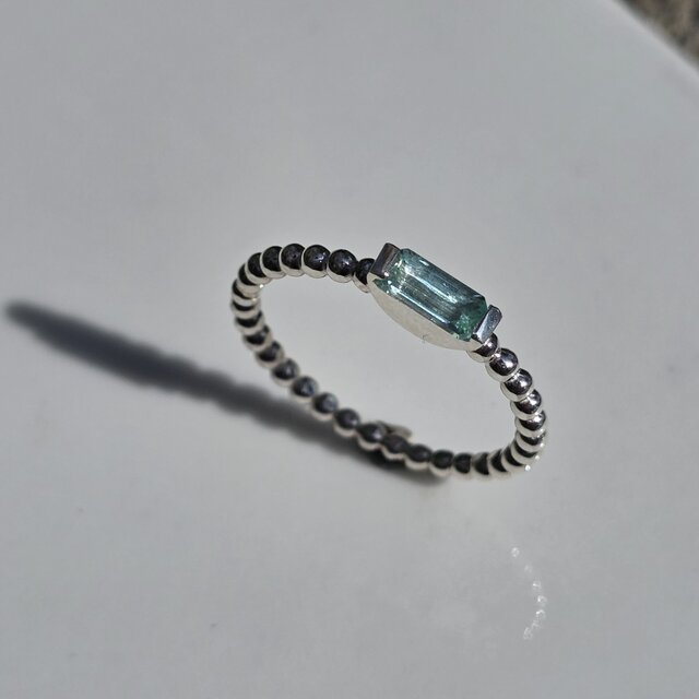 グリーン ベリル 3×6.5 0.35ct オクタゴンカット 上弦の月の石座