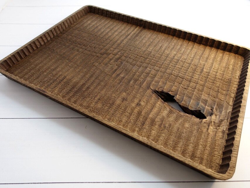 大きめの我谷盆 栗渋染め 側面飾彫り | iichi 日々の暮らしを心地よく