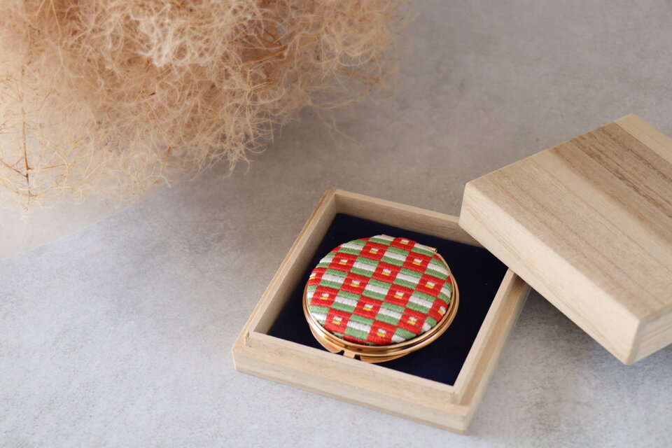 国産絹糸の絽ざしコンパクトミラー 椿模様 手刺繍 和柄 桐箱入り