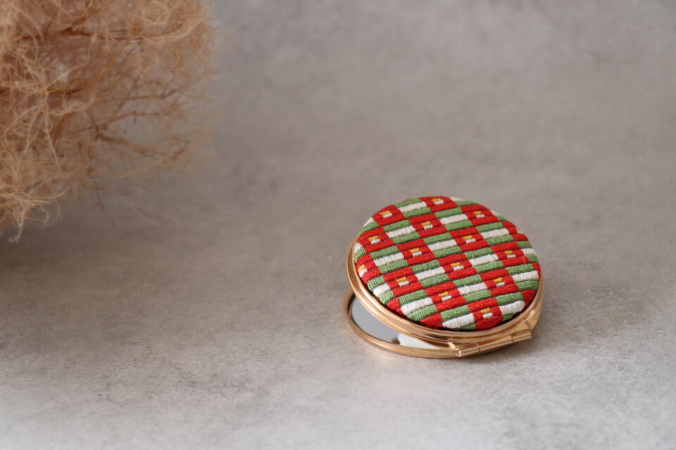 国産絹糸の絽ざしコンパクトミラー 椿模様 手刺繍 和柄 桐箱入り