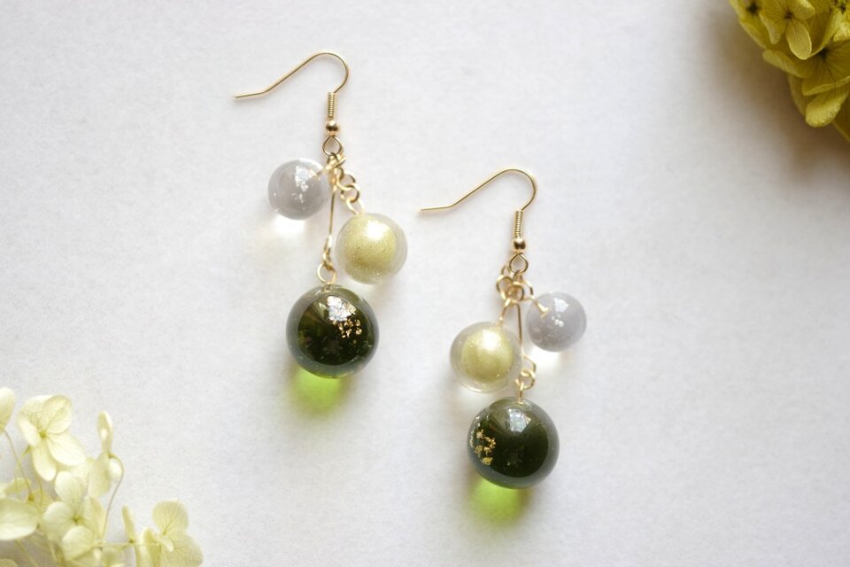 レジンアート 粒々のピアス〈鶯の谷〉 | iichi 日々の暮らしを心地よく