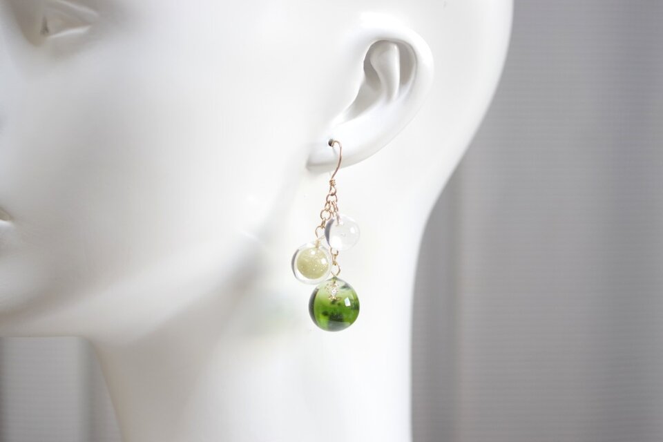 レジンアート 粒々のピアス〈鶯の谷〉 | iichi 日々の暮らしを心地よく