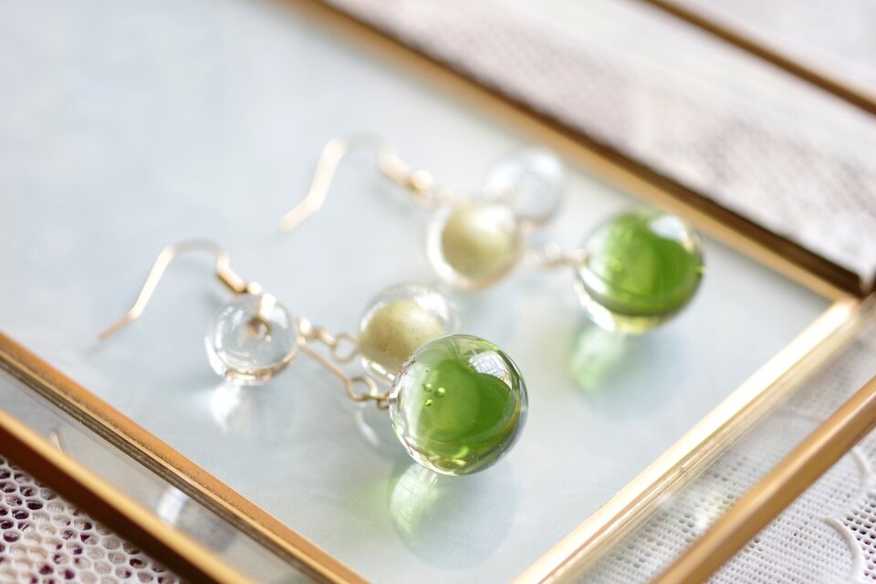 レジンアート 粒々のピアス〈鶯の谷〉 | iichi 日々の暮らしを心地よく