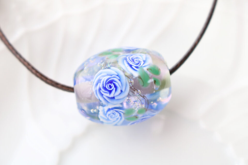 ブルーローズのとんぼ玉（ガラス玉）水色×紫／泡入り | iichi 日々の