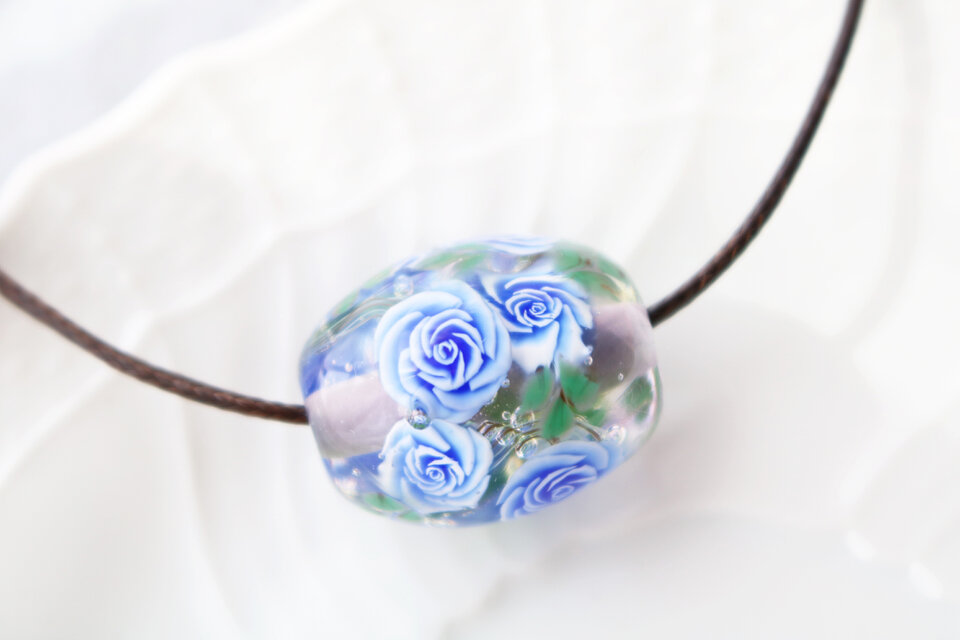 ブルーローズのとんぼ玉（ガラス玉）水色×紫／泡入り | iichi 日々の