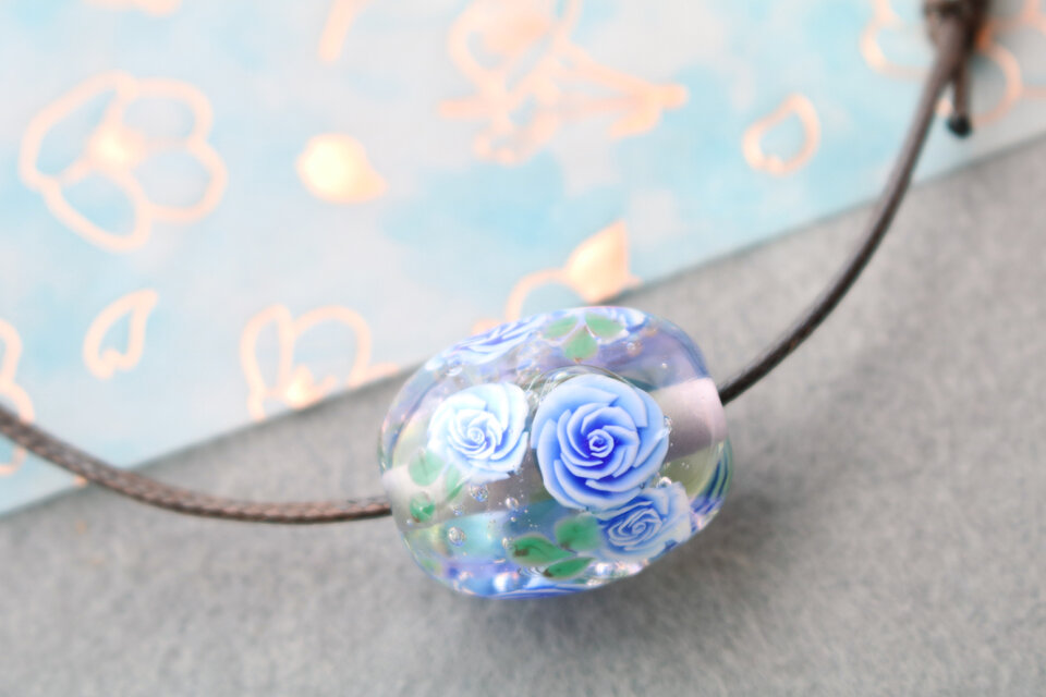 ブルーローズのとんぼ玉（ガラス玉）水色×紫／泡入り | iichi 日々の