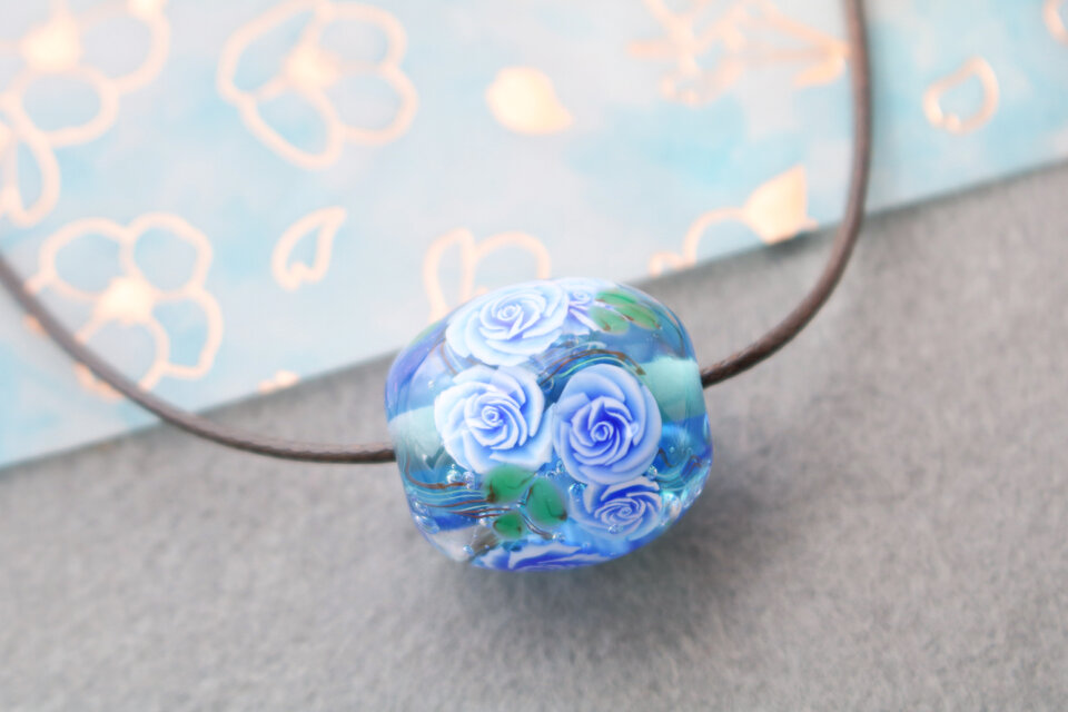 ブルーローズのとんぼ玉（ガラス玉）水色×青／泡入り | iichi 日々の