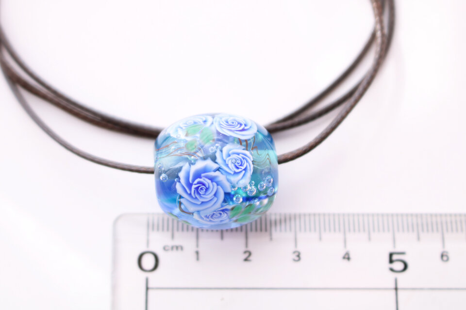 ブルーローズのとんぼ玉（ガラス玉）水色×青／泡入り | iichi 日々の