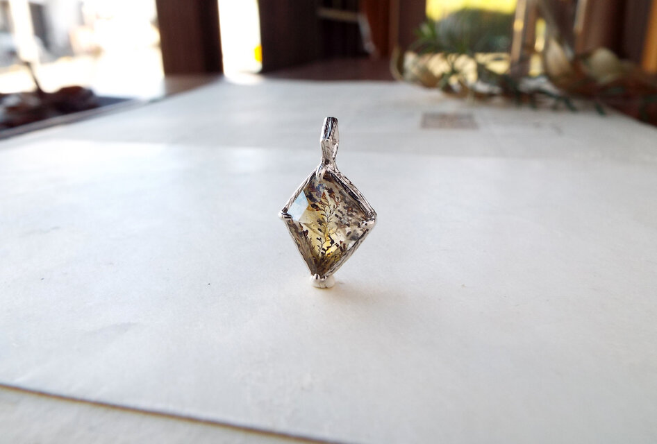 一点物】デンドリティッククォーツのネックレス（水面） | iichi 日々