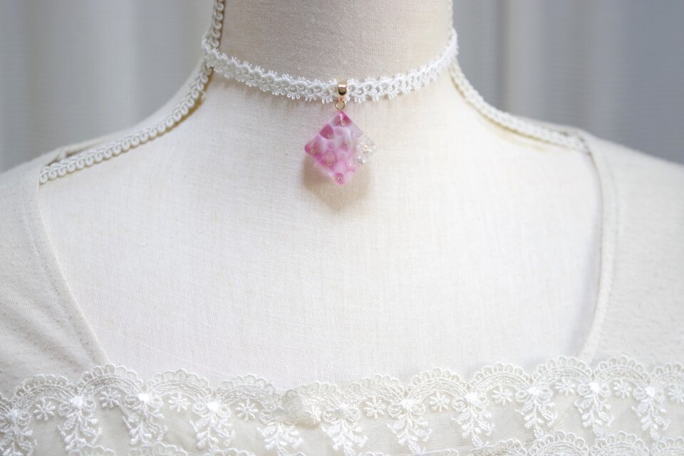 受注製作】レジンアート スクエアモチーフとタティングレースとサテン