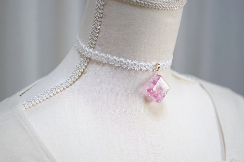 受注製作】レジンアート スクエアモチーフとタティングレースとサテン