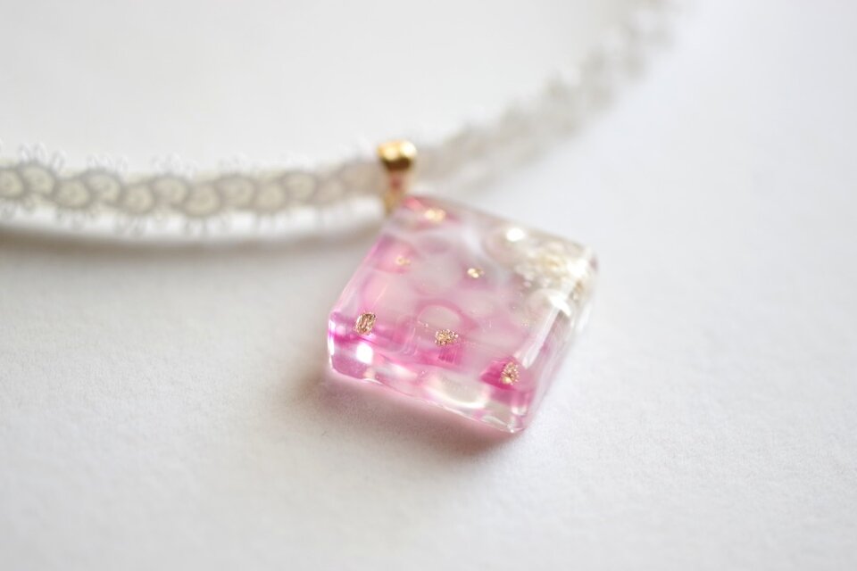 受注製作】レジンアート スクエアモチーフとタティングレースとサテン