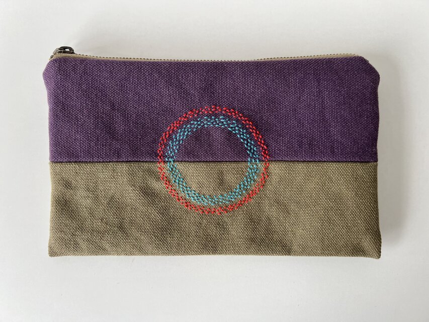 刺繍入りぺたんこポーチ 葡萄色×オリーブ | iichi 日々の暮らしを