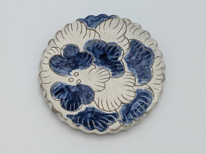 Temoto】お花の夫婦豆皿（ペアセット）｜手描き藍色の輪花皿 10cm