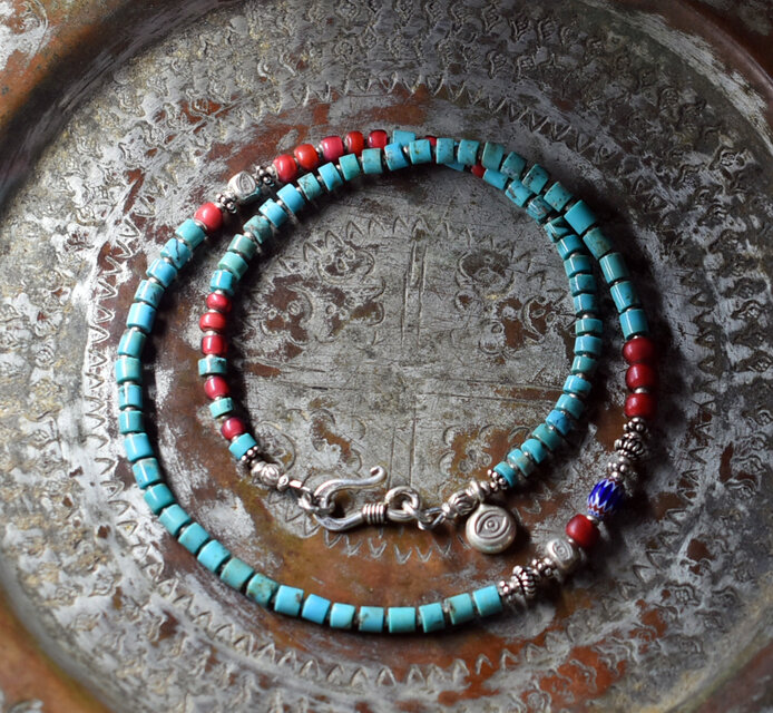 筒型ターコイズとブルーシェブロンビーズ、金赤ホワイトハーツ、カレン