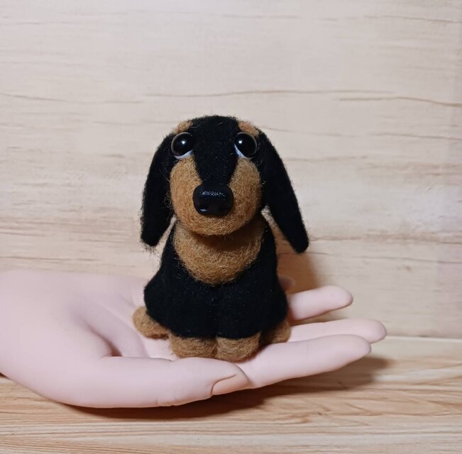 羊毛フェルト ダックスフンド 餌ください上目が可愛い | iichi 日々の