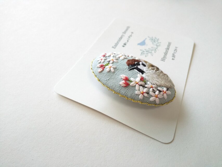 手刺繍ブローチ 雀と桜 | iichi 日々の暮らしを心地よくする