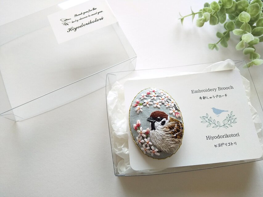 手刺繍ブローチ 雀と桜 | iichi 日々の暮らしを心地よくする