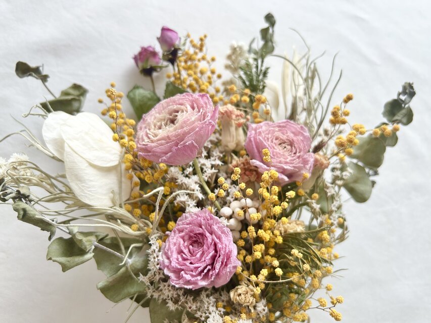 ミモザとラナンキュラスのスワッグ | iichi 日々の暮らしを心地よく