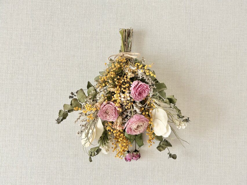 ミモザとラナンキュラスのスワッグ | iichi 日々の暮らしを心地よく