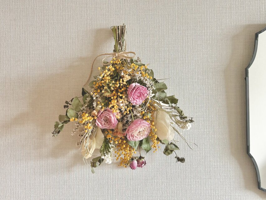 ミモザとラナンキュラスのスワッグ | iichi 日々の暮らしを心地よく