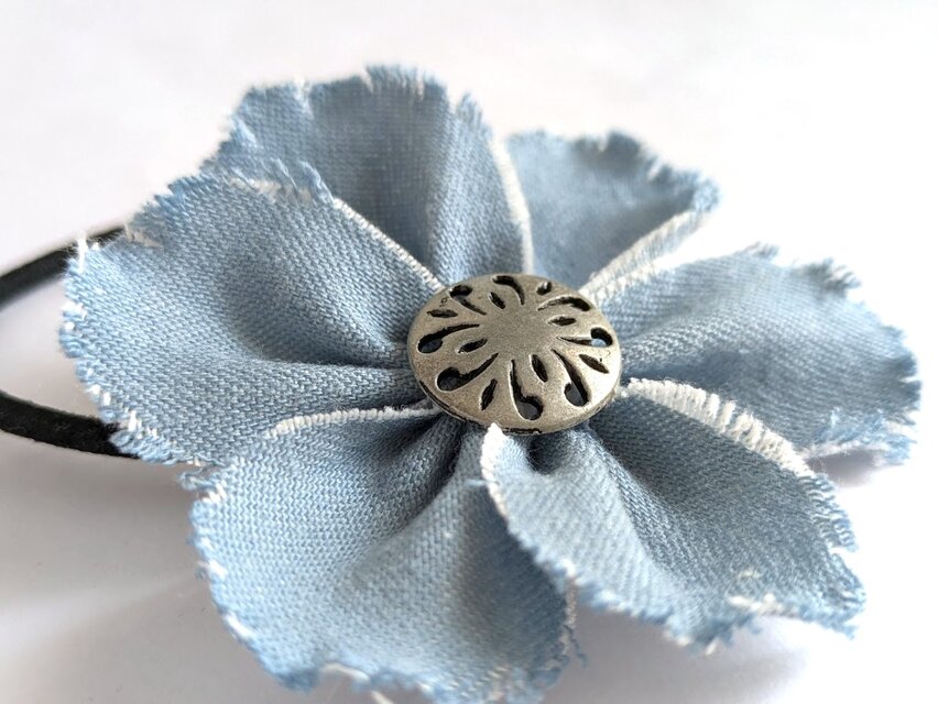 可愛い花のヘアゴム（水色ソフトデニム） | iichi 日々の暮らしを