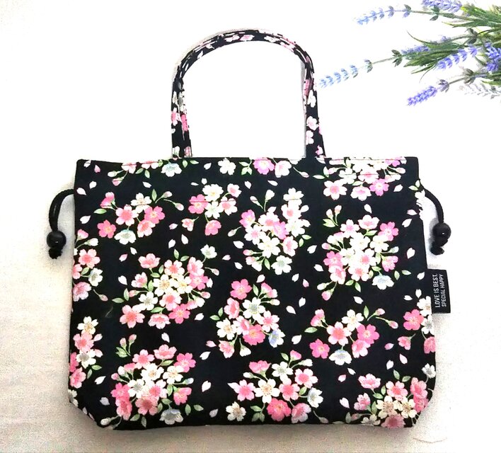 プッチ　大きめ巾着トートバッグ　黒にピンクの可愛い小花　ハンドメイド 桜の花の巾着バッグ | iichi 日々の暮らしを心地よくするハンドメイド