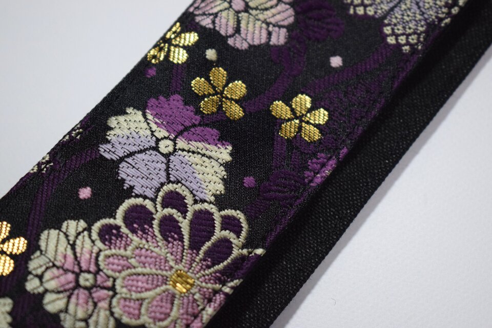 帆布ギターストラップ【菊 紫】京都金襴 和柄 | iichi 日々の暮らしを