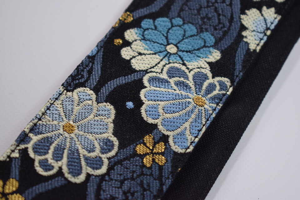 帆布ギターストラップ【菊 青】京都金襴 和柄 | iichi 日々の暮らしを
