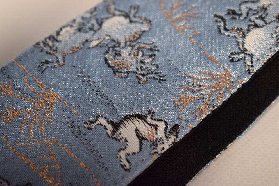 鳥獣戯画 帆布ギターストラップ（サックス）京都金襴 | iichi 日々の