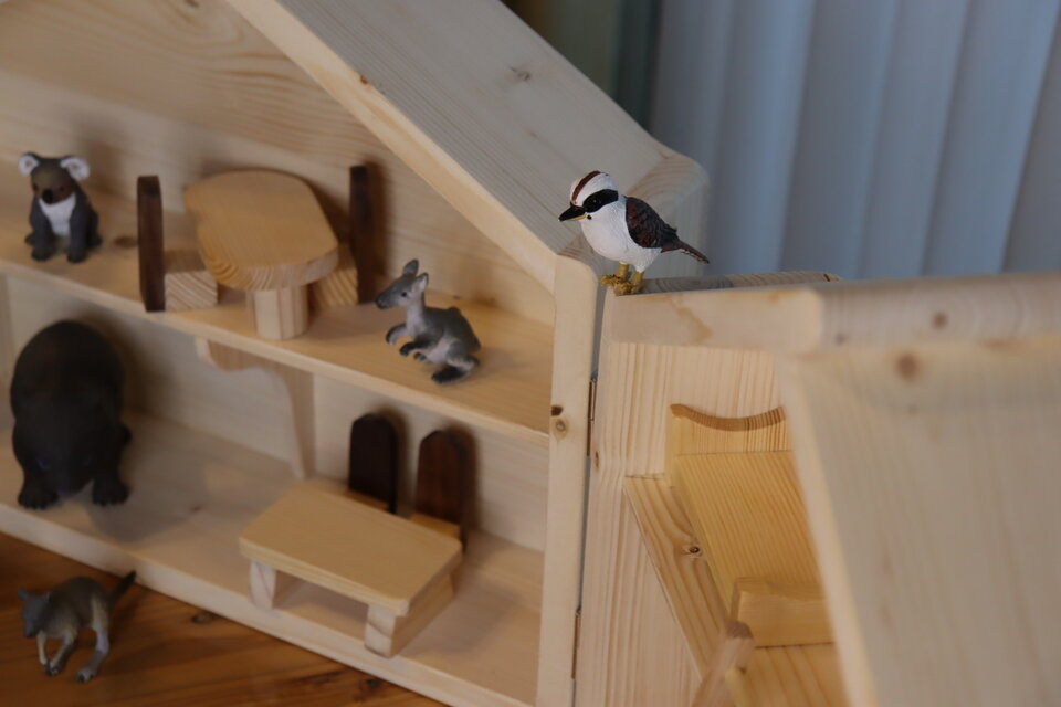 飾って閉じられるドールハウス｜天然木ナチュラル仕上げ・家具付き