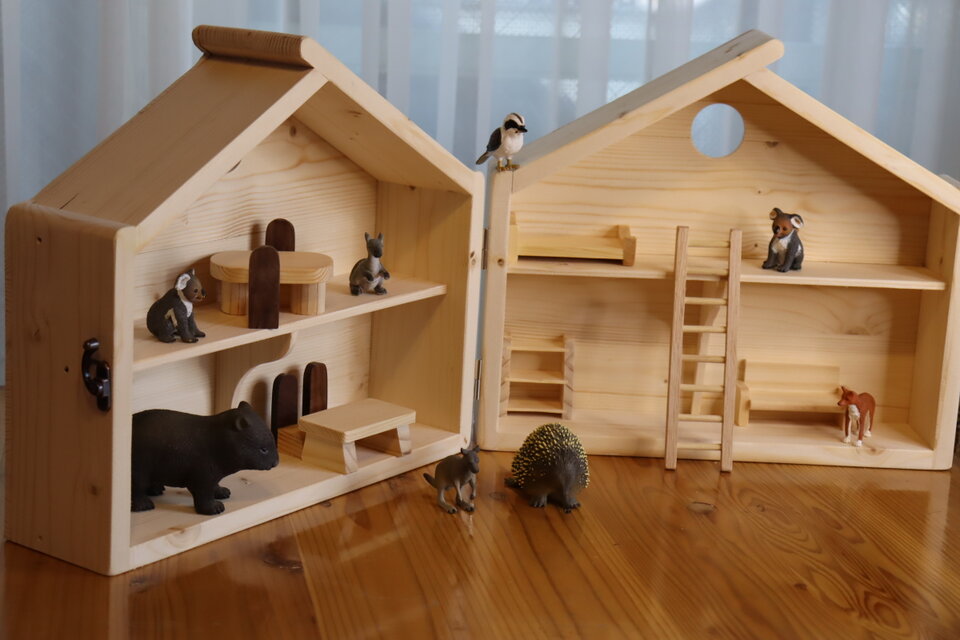 飾って閉じられるドールハウス｜天然木ナチュラル仕上げ・家具付き