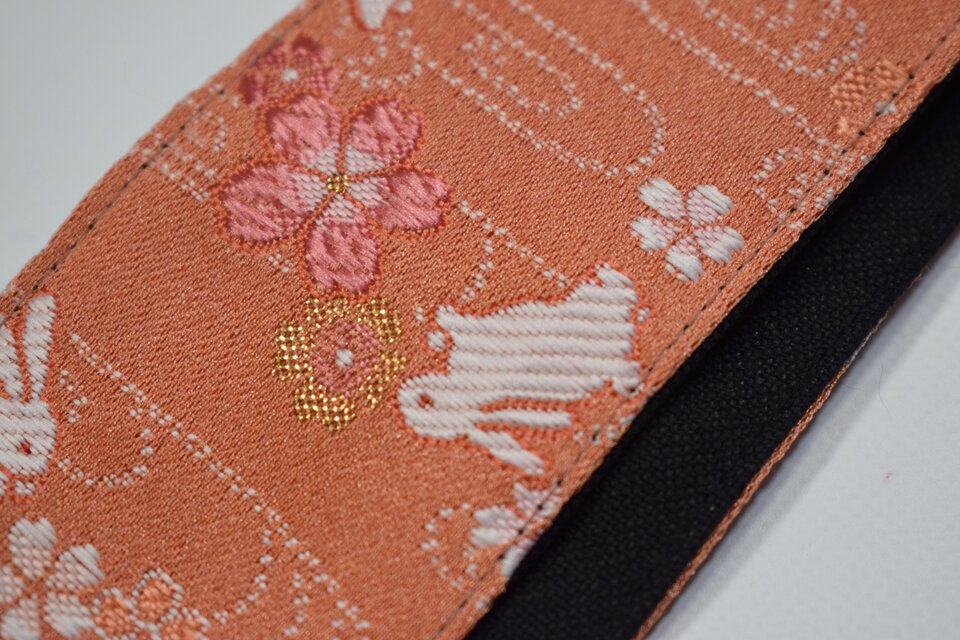帆布ギターストラップ【うさぎと桜】京都金襴 和柄 | iichi 日々の