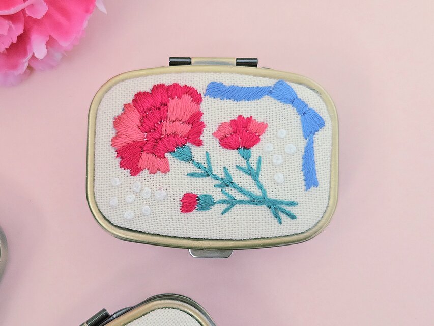 超早割】母の日ギフト 刺繍のピルケース カーネーション 薔薇
