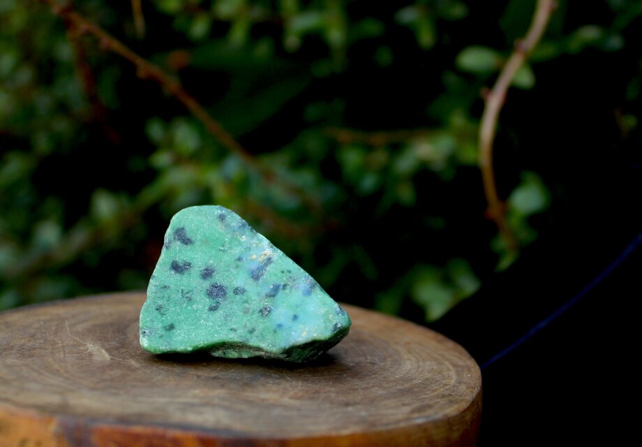 ルビーインゾイサイト 原石 一部ポリッシュ | iichi 日々の暮らしを