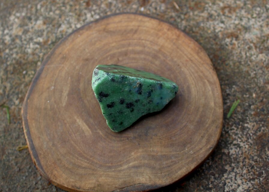 ルビーインゾイサイト 原石 一部ポリッシュ | iichi 日々の暮らしを
