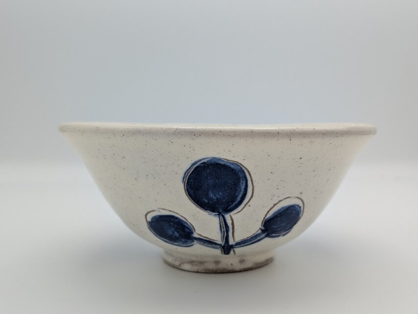 Temoto】お花のお茶碗｜手描き藍色の器（12.5x5.5cm） | iichi 日々の