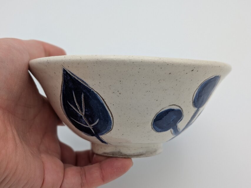 Temoto】お花のお茶碗｜手描き藍色の器（12.5x5.5cm） | iichi 日々の