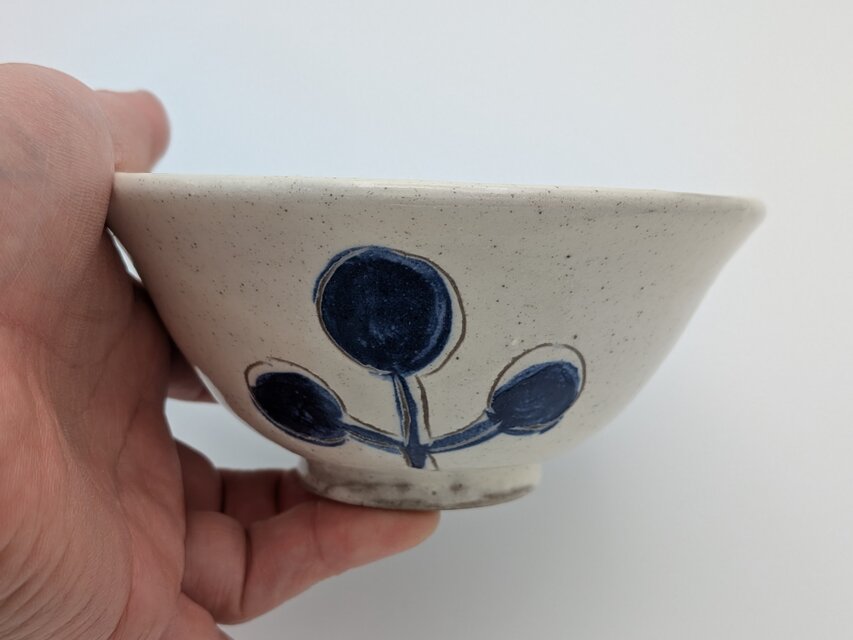 Temoto】お花のお茶碗｜手描き藍色の器（12.5x5.5cm） | iichi 日々の