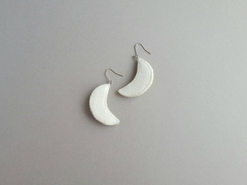 小さなお月様のピアス/イヤリング しろ | iichi 日々の暮らしを