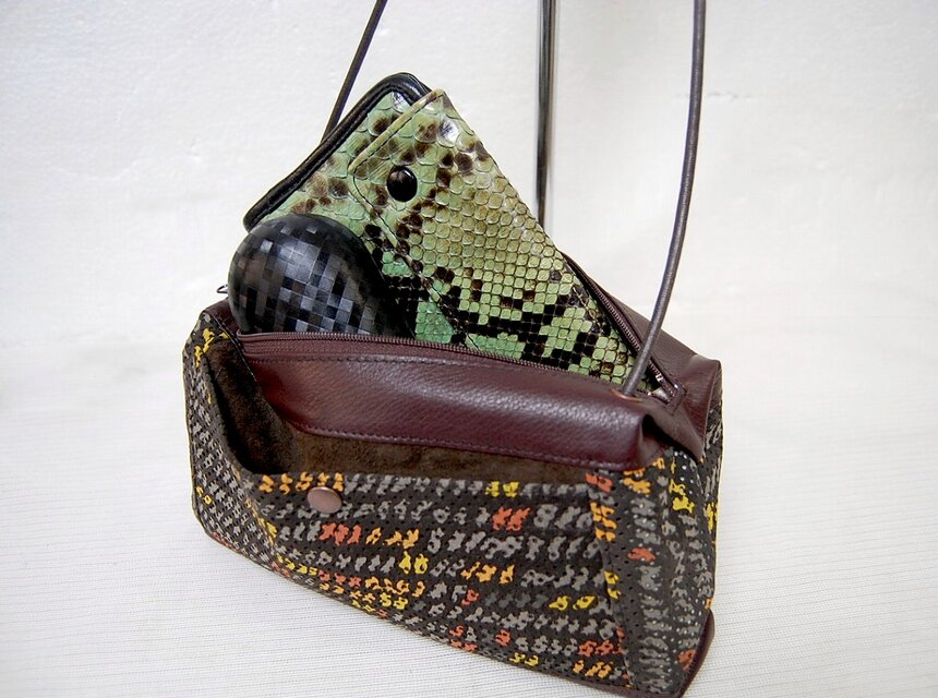 楕円形ポシェット (牛革×豚革・発泡柄物レッド) | iichi 日々の暮らし