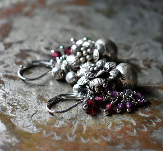 鈴とお花カレンシルバー、たわわなガーネット、インドシルバー鈴の