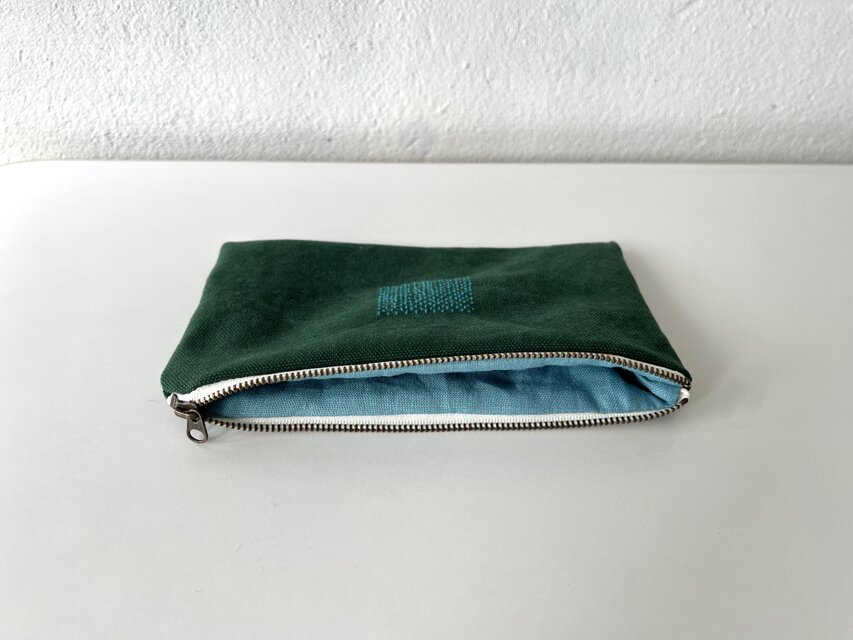 ぺたんこポーチ 深緑 | iichi 日々の暮らしを心地よくするハンドメイド