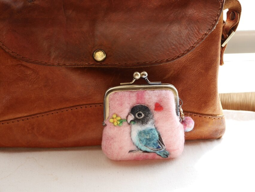 ブルーボタンインコの小さな羊毛フェルトがま口 | iichi 日々の暮らし